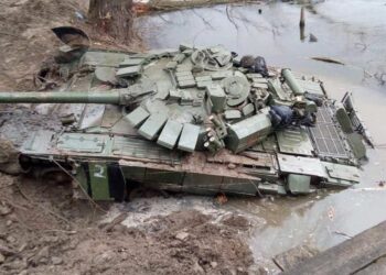 Підбитий російський танк у болоті