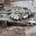 Підбитий російський танк у болоті